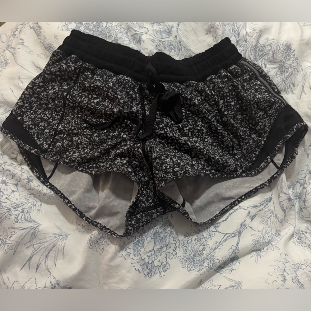 LULULEMON HOTTIE HOTS size 4   2.5’